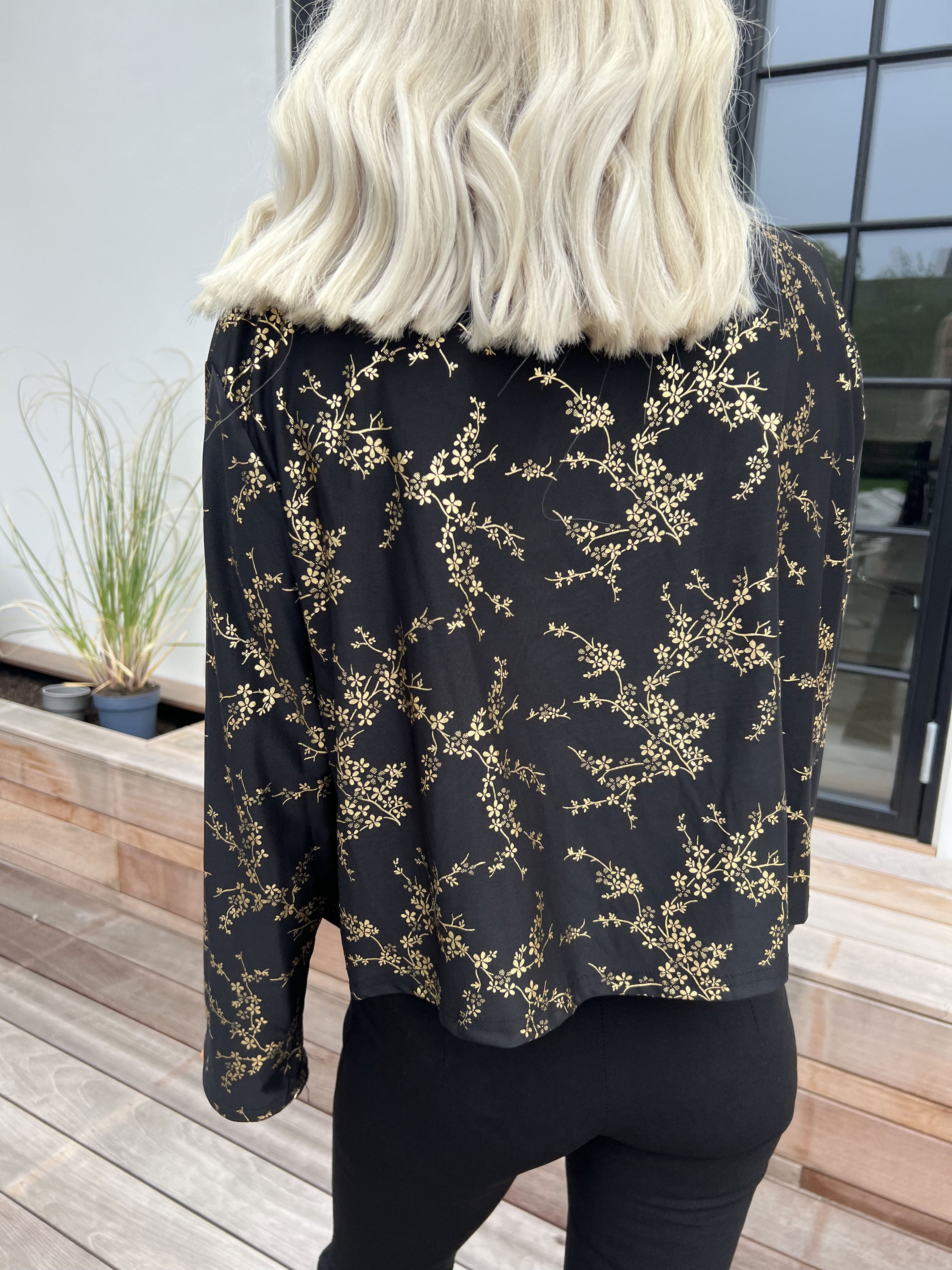Werena Gold - Kort elastisk cardigan detaljeret med guld blomster